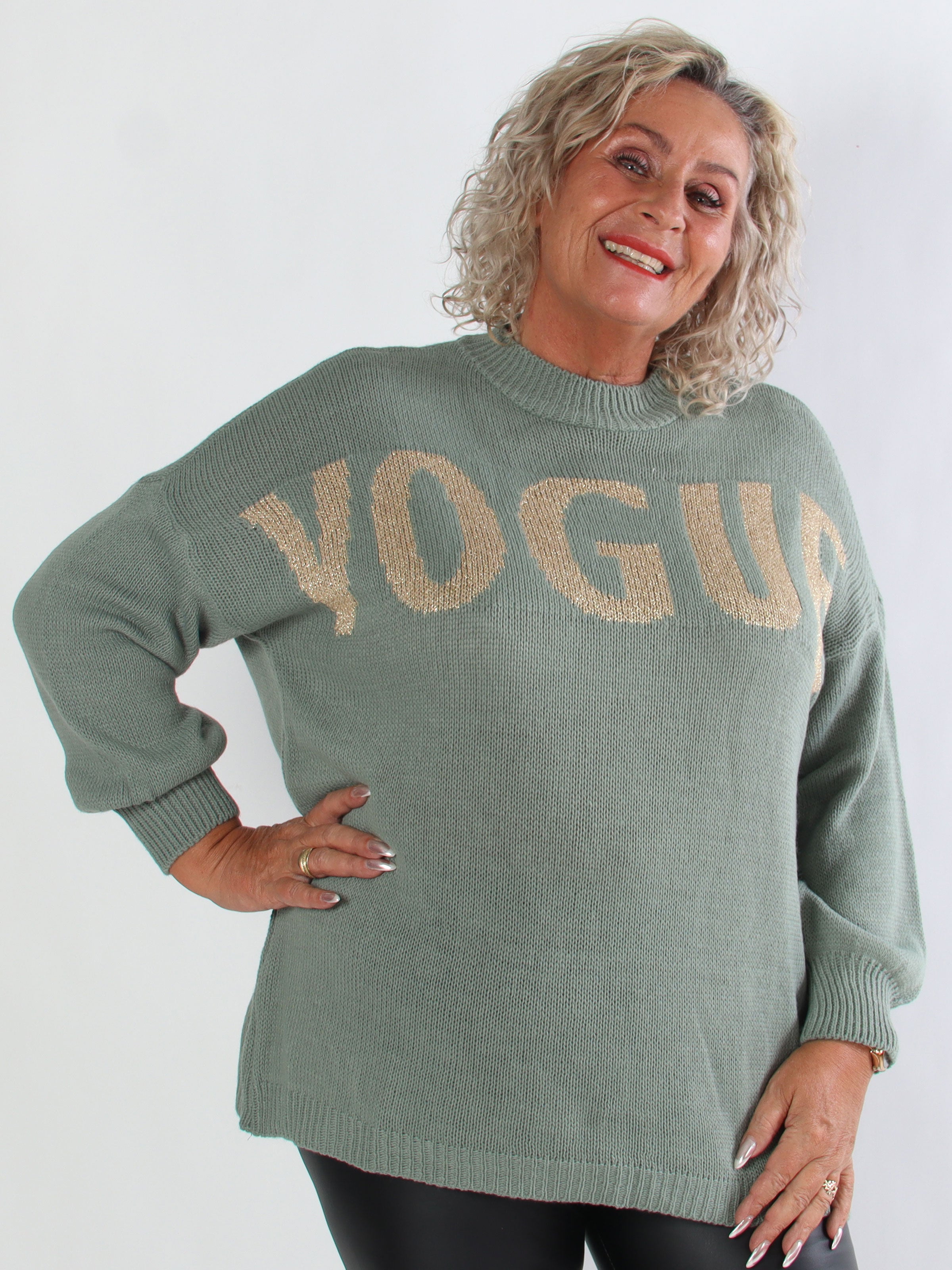 Priscilla - Stickad plus size tröja med VOGUE skrivet i guldglittertråd